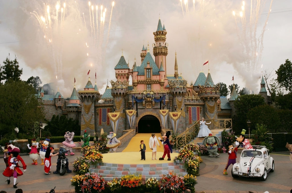 Disneyland Land fun activities. Disneyland is one of the best places to visit in California. 